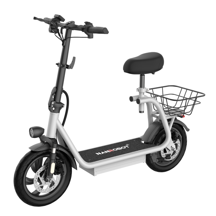 Patinete eléctrico Nanrobot M5 en vista frontal en ángulo en color blanco