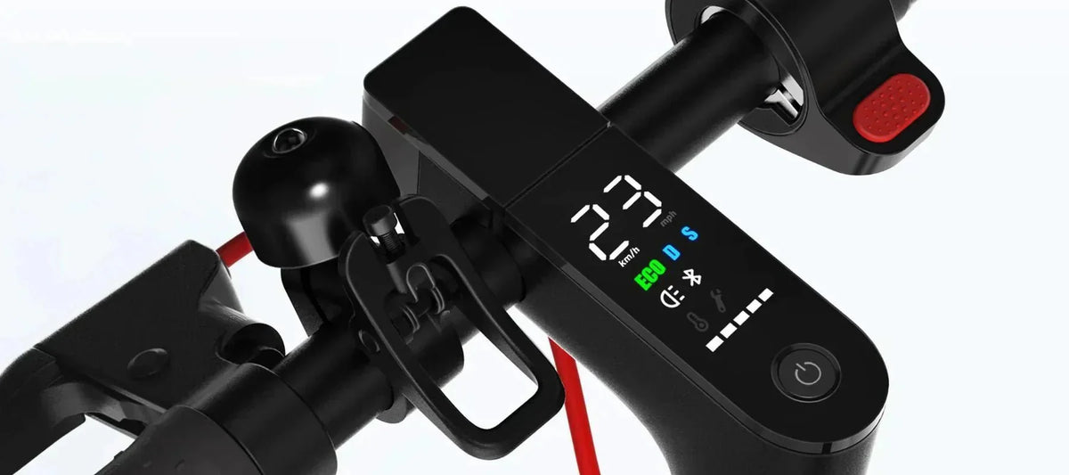 Primer plano de la pantalla de un patinete Xiaomi con la velocidad, el modo ECO y el icono de llave que indica un error