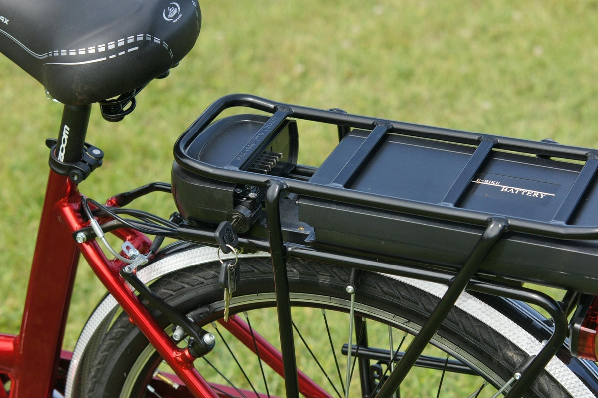 Batería de bicicleta eléctrica en el portaequipajes con la llave puesta – seguro para bici y patinete eléctrico