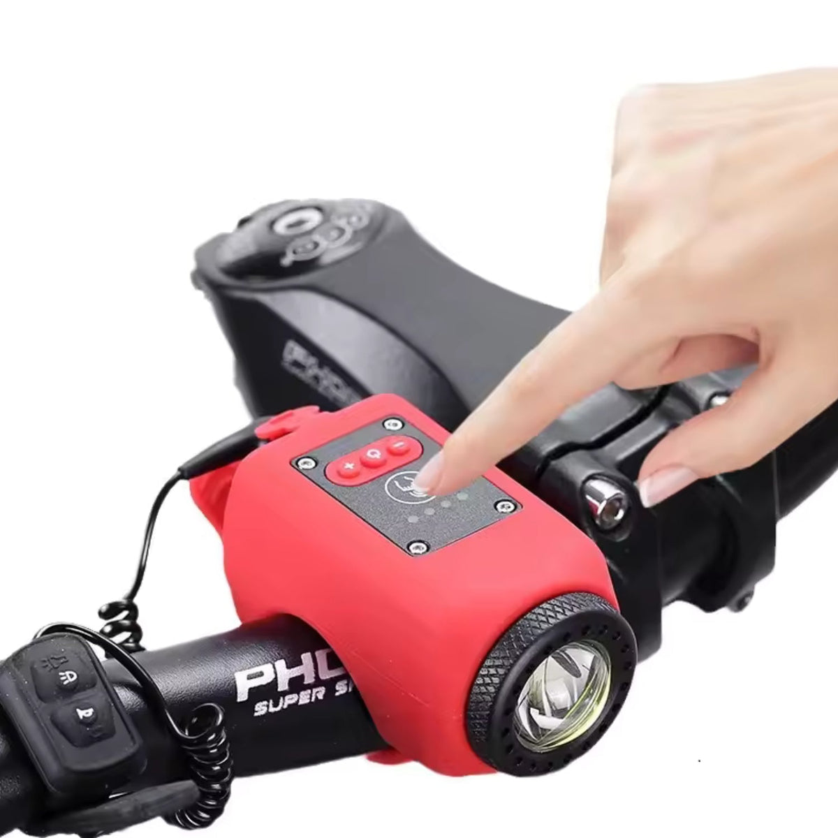 Bocina eléctrica y faro 2 en 1 en rojo en uso sobre el patinete eléctrico