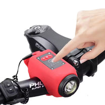 Bocina eléctrica y faro 2 en 1 en rojo en uso sobre el patinete eléctrico