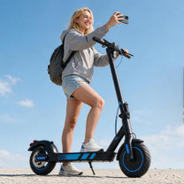 Mujer montando el patinete eléctrico Wheely J04