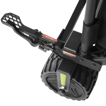 DYU CampX, primer plano del pedal plegable, etiquetas de advertencia, caja negra y rueda de dibujo marcado