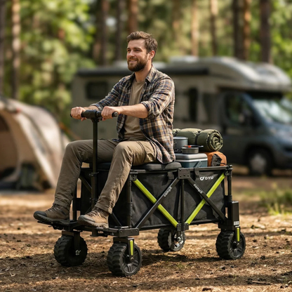 Un hombre sentado en el DYU CampX con equipaje en un camping en el bosque, autocaravana y tienda al fondo