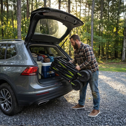 DYU CampX: carro plegado sostenido delante del maletero abierto de un coche