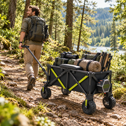 Un hombre tira del carro DYU CampX por un sendero del bosque, cargado con equipo para actividades al aire libre