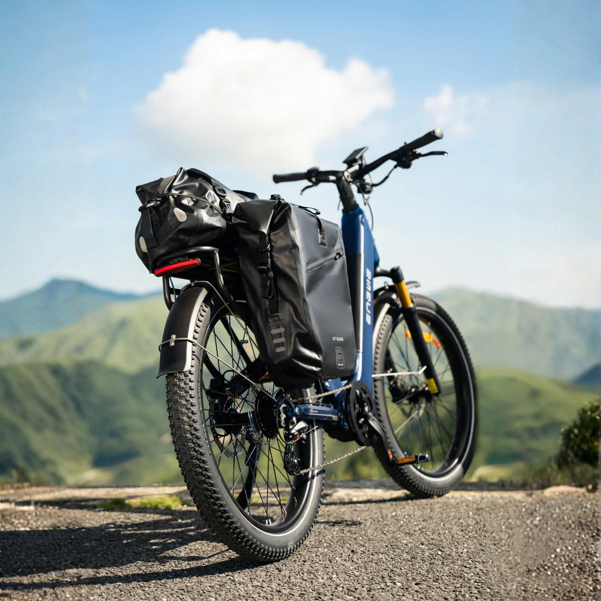 Bicicleta eléctrica fat bike ENGWE E26 3.0 PRO en vista frontal en ángulo sobre el césped