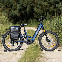 Bicicleta eléctrica fat bike ENGWE E26 3.0 PRO vista de lado en un camino peatonal