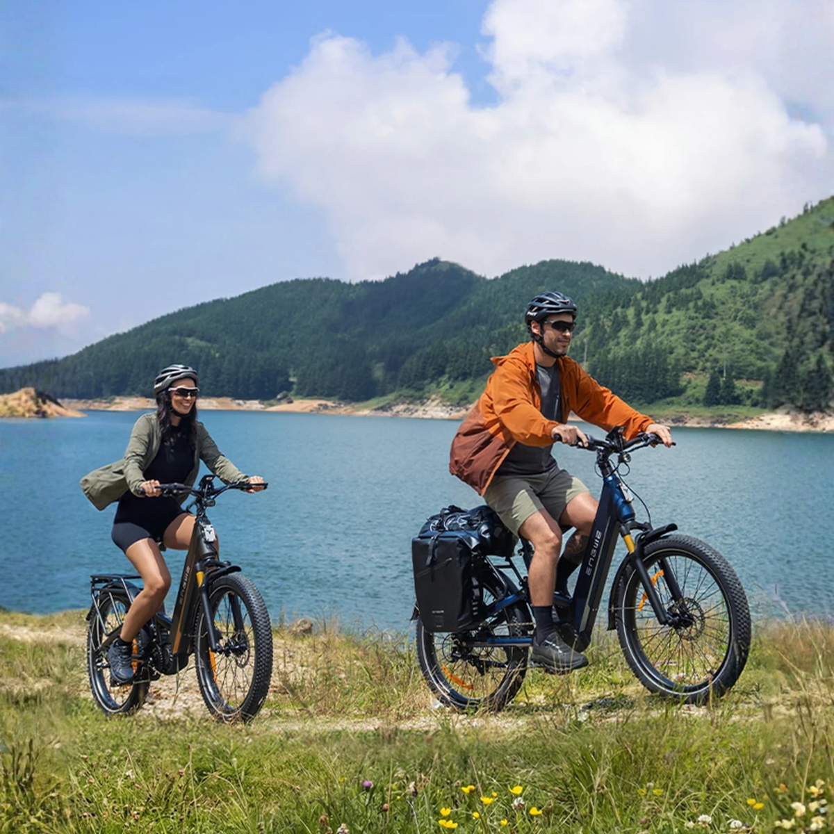 Dos personas con la bicicleta eléctrica fat bike ENGWE E26 3.0 PRO junto al mar