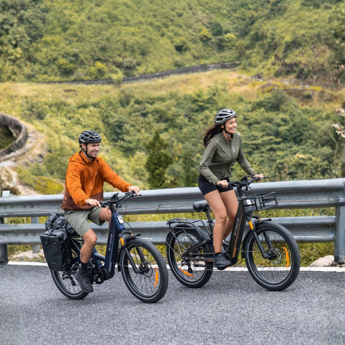 Dos personas con la bicicleta eléctrica fat bike ENGWE E26 3.0 PRO por la carretera