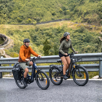 Dos personas con la bicicleta eléctrica fat bike ENGWE E26 3.0 PRO por la carretera