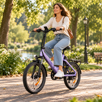 ENGWE O20 Boost, bicicleta eléctrica morada que una mujer conduce por un camino del parque, vista lateral