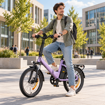 ENGWE O20 Boost, bicicleta eléctrica morada, vista lateral con un hombre sentado en la bicicleta en una plaza