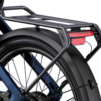 ENGWE O20 Boost, primer plano del portaequipajes negro, luz trasera roja y guardabarros trasero