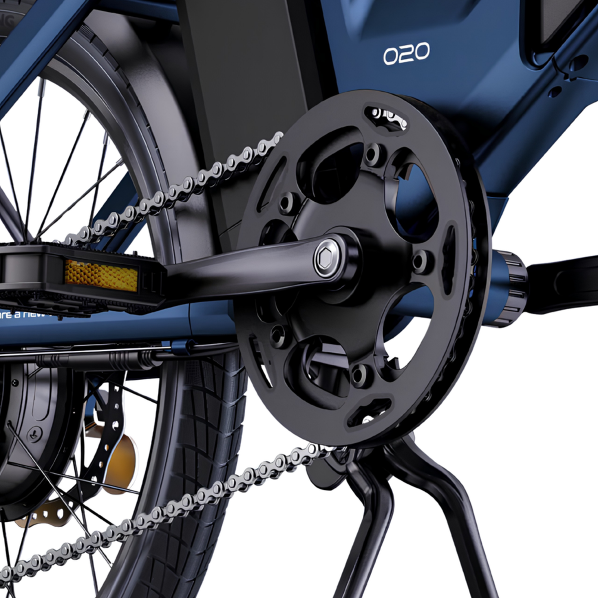 ENGWE O20 Boost, primer plano de la parte azul del cuadro con protector de plato negro, biela, pedal, cadena y pata de cabra