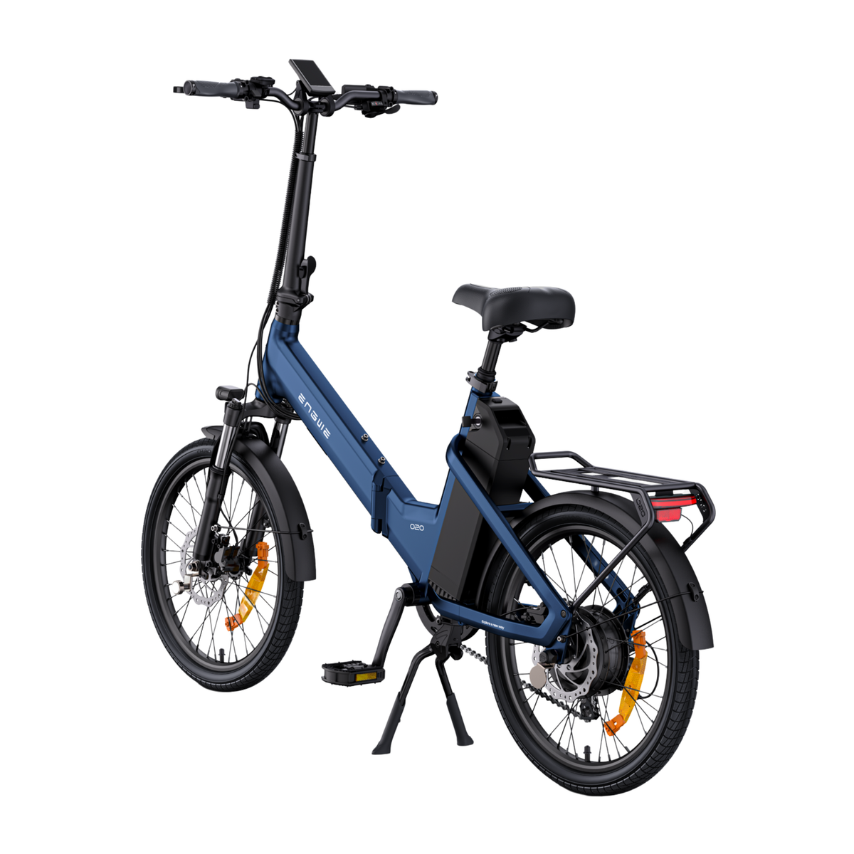 ENGWE O20 Boost, bicicleta eléctrica azul vista en diagonal desde atrás con pantalla en el manillar, portaequipajes, luz trasera y pata de cabra