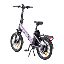 ENGWE O20 Boost bicicleta eléctrica morada vista en diagonal desde atrás con batería, portaequipajes y pata de cabra