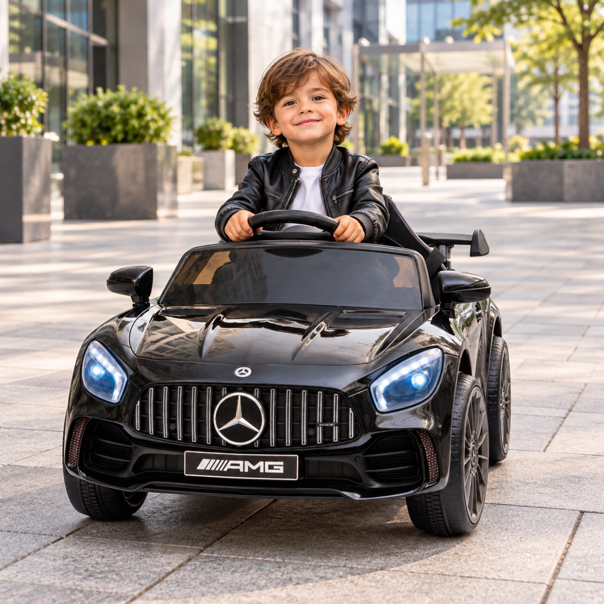 Niño conduciendo el coche eléctrico para niños Mercedes AMG GT