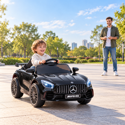 Niño conduciendo el coche eléctrico para niños Mercedes AMG GT con un adulto al lado en color negro