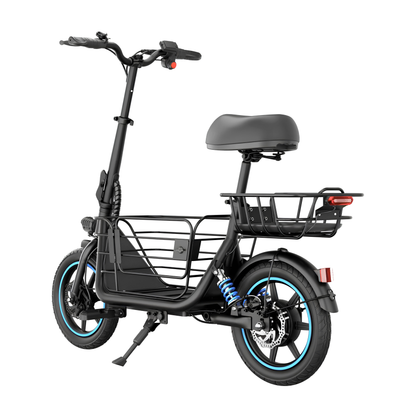 GYROOR C1 Plus visto en diagonal desde atrás con cuadro negro, sillín, cestas de equipaje, amortiguador azul y caballete lateral