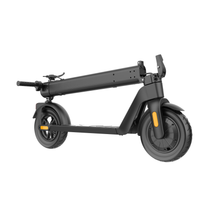 Patinete eléctrico HX D01 plegado, en vista frontal en ángulo
