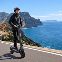 Hombre montando el patinete eléctrico HX D01 en la montaña