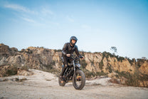 Piloto con la bicicleta eléctrica fat bike LOOKROAD L20 fuera de pista