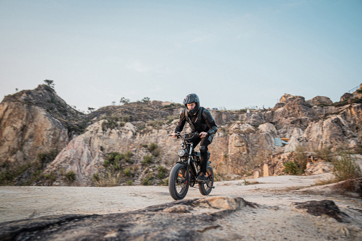 Piloto con la bicicleta eléctrica fat bike LOOKROAD L20 fuera de pista