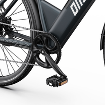 OneSport OT12 Pro, primer plano de la zona del pedalier, cadena, pedal y rueda trasera