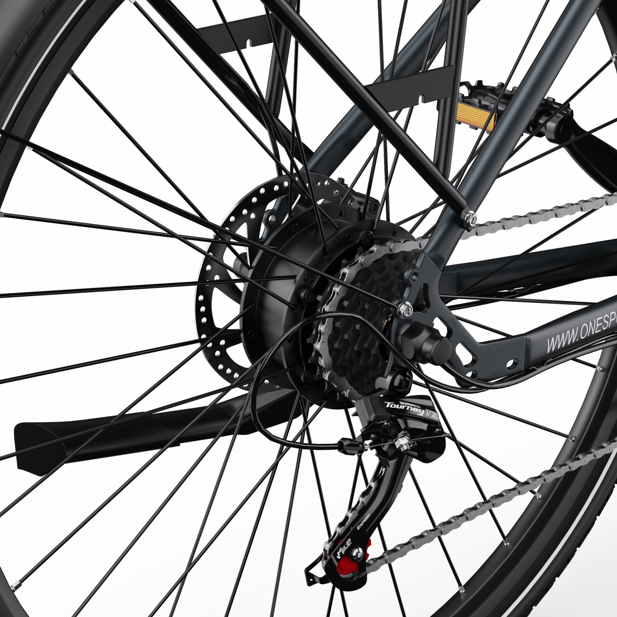 OneSport OT12 Pro, primer plano de la rueda trasera con disco de freno, cassette y mando de cambios Shimano Tourney