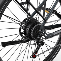OneSport OT12 Pro, primer plano de la rueda trasera con disco de freno, cassette y mando de cambios Shimano Tourney