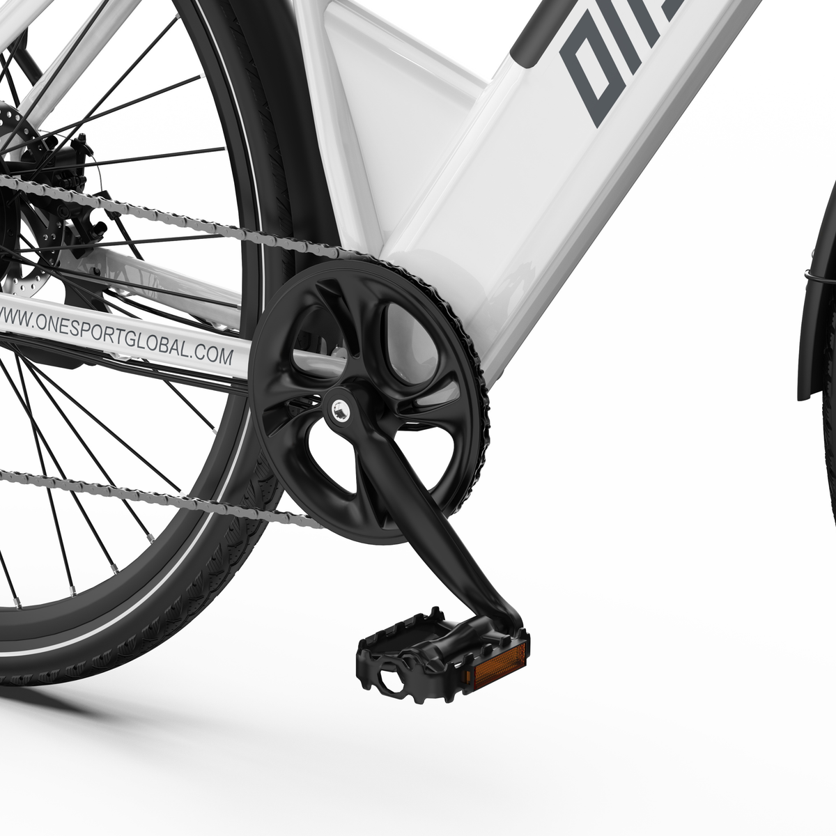 OneSport OT12 Pro, primer plano de la biela, el plato y el pedal con reflectante sobre cuadro blanco