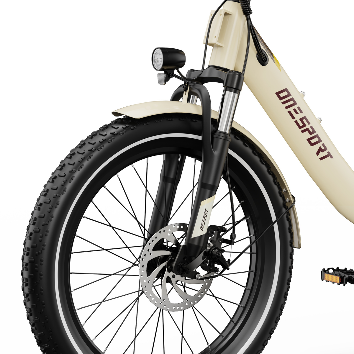 OneSport OT16 Pro, primer plano de la rueda delantera con horquilla de suspensión, freno de disco, faro delantero y neumático taqueado