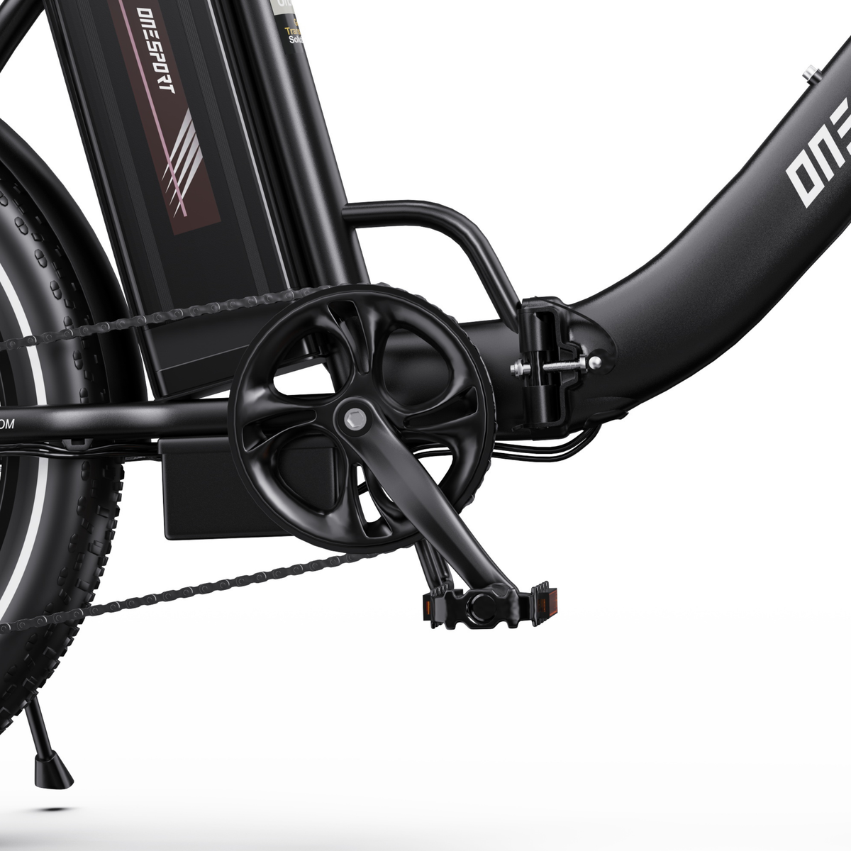 Primer plano de la zona de la biela, el pedal, la batería y la articulación del cuadro en negro de la OneSport OT16 Pro