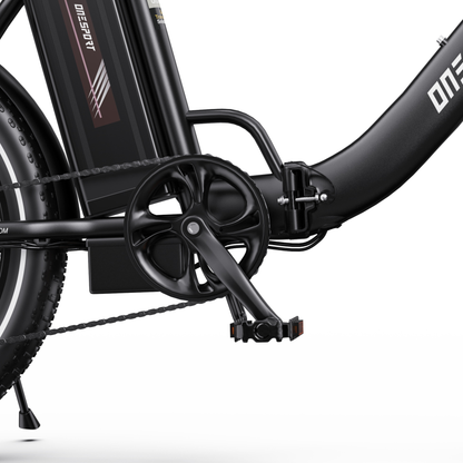 Primer plano de la zona de la biela, el pedal, la batería y la articulación del cuadro en negro de la OneSport OT16 Pro