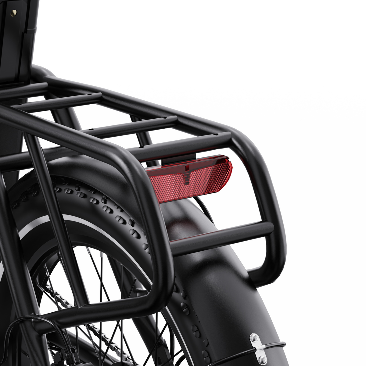 OneSport OT16 Pro, primer plano del portaequipajes negro, la luz trasera roja y el guardabarros trasero sobre la rueda trasera