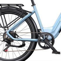OneSport WT05, vista lateral de la parte trasera del cuadro con portaequipajes, rueda trasera, cadena, biela y pedal