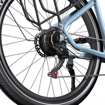OneSport WT05, primer plano del buje de la rueda trasera con cassette, mando de cambio, disco de freno y portaequipajes