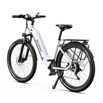 Bicicleta eléctrica OneSport WT05 en blanco, vista en diagonal desde atrás con pantalla en el manillar, portaequipajes, luz trasera y caballete