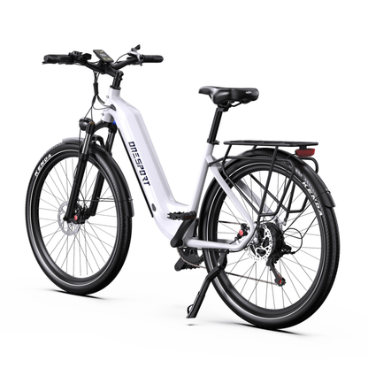 Bicicleta eléctrica OneSport WT05 en blanco, vista en diagonal desde atrás con pantalla en el manillar, portaequipajes, luz trasera y caballete
