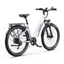 Bicicleta eléctrica OneSport WT05 en blanco, vista en diagonal desde atrás por el lado derecho con pantalla, sillín, portaequipajes y cadena