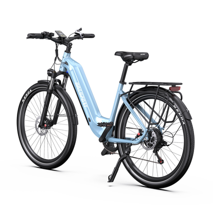 Bicicleta eléctrica OneSport WT05 en azul claro, vista en diagonal desde atrás, con pantalla en el manillar, portaequipajes y pie de apoyo