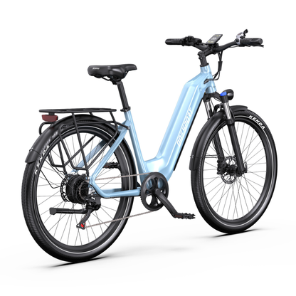 Bicicleta eléctrica OneSport WT05 en azul claro, vista en diagonal desde atrás por la derecha, con pantalla, portaequipajes, cadena y pedal