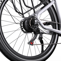 Primer plano del buje de la rueda trasera de la OneSport WT05 con cassette, cambio, disco de freno, cadena y caballete lateral