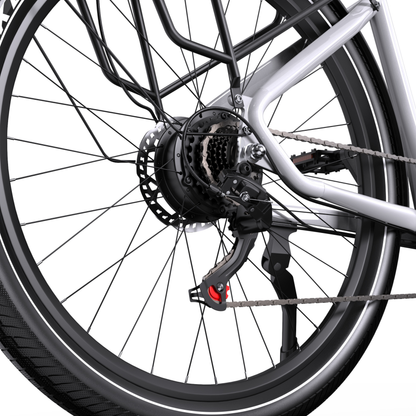 Primer plano del buje de la rueda trasera de la OneSport WT05 con cassette, cambio, disco de freno, cadena y caballete lateral