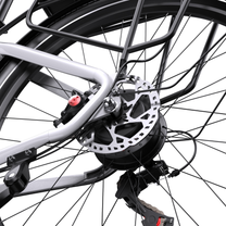 OneSport WT05 primer plano del buje de la rueda trasera con freno de disco, portaequipajes y cambio trasero