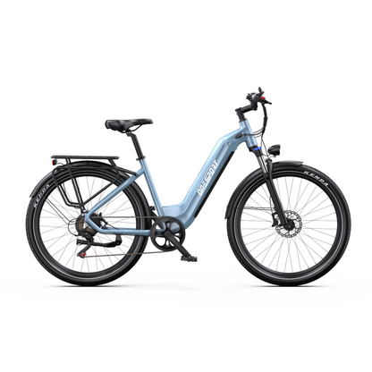 Bicicleta eléctrica OneSport WT05 en azul claro, vista lateral, con portaequipajes, guardabarros y freno de disco