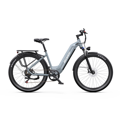 Bicicleta eléctrica OneSport WT05 en vista lateral con cuadro gris, cuadro de paso bajo, portaequipajes y guardabarros sobre las ruedas