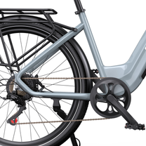 OneSport WT05, primer plano de la parte trasera del cuadro, portaequipajes, cadena, biela y pedal en cuadro gris