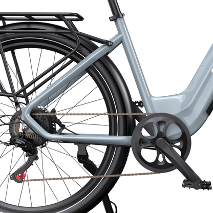 OneSport WT05, primer plano de la parte trasera del cuadro, portaequipajes, cadena, biela y pedal en cuadro gris